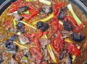 Una foto de arroz con carne de vaca
