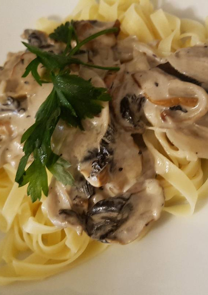 Una foto de Fetuccinne en crema de champiñones
