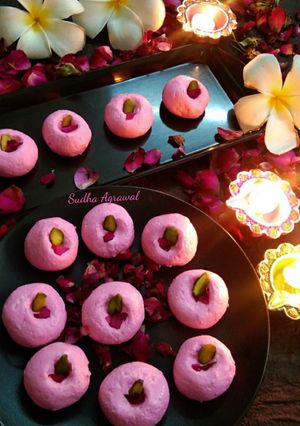 भाईदूज स्पेशल रोज़ संदेश (Bhai Dooj special Rose Sandesh recipe in hindi) रेसिपी मुख्य फोटो