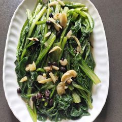 A picture of Sauteed Lettuce in Preserved Black Beans.