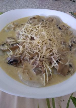 Una foto de Sorrentinos caprese con salsa de hongos 🍄