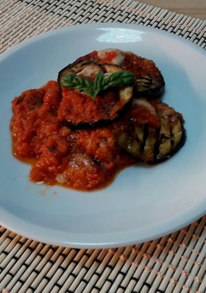 O poză a rețetei Vinete în sos de roșii cu mozzarella.