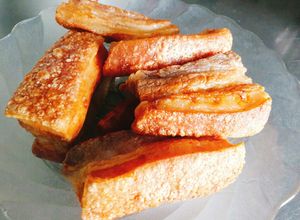 Hình của món Thịt ba chỉ muối chiên da vàng giòn rụm.