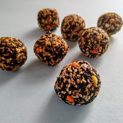 A picture of Sesame peanut laddu.