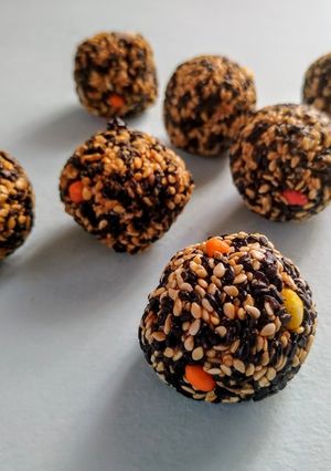 A picture of Sesame peanut laddu.