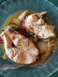 Una foto de Salmón con verduras al horno