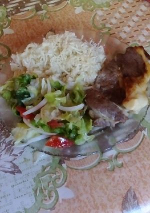 Una foto de Churrasco con arroz y ensalada