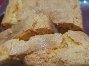 Una foto de budín de zanahoria y naranja
