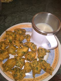 पालक के टेस्टी पकोड़े (palak ke tasty pakode recipe in Hindi) रेसिपी मुख्य फोटो