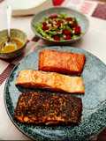 Salmón con distintos aderezos y ensalada de rúcula y frambuesas con vinagreta de mostaza miel 🍯