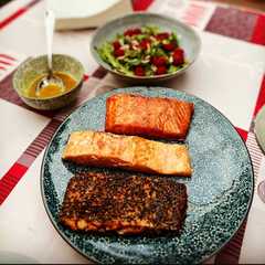 Una foto de Salmón con distintos aderezos y ensalada de rúcula y frambuesas con vinagreta de mostaza miel 🍯