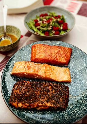 Una foto de Salmón con distintos aderezos y ensalada de rúcula y frambuesas con vinagreta de mostaza miel 🍯