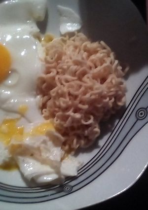 Una foto de Fideos chinos con caldo de pollo y huevo 🍛🍝🍳