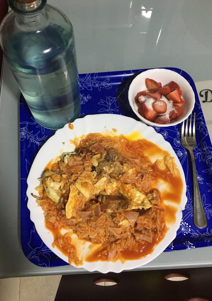 Una foto de Arroz con Hamburguesa de cerdo a la Española