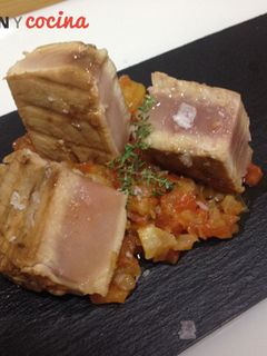 Una foto de Bonito marinado en soja con tomate concasse