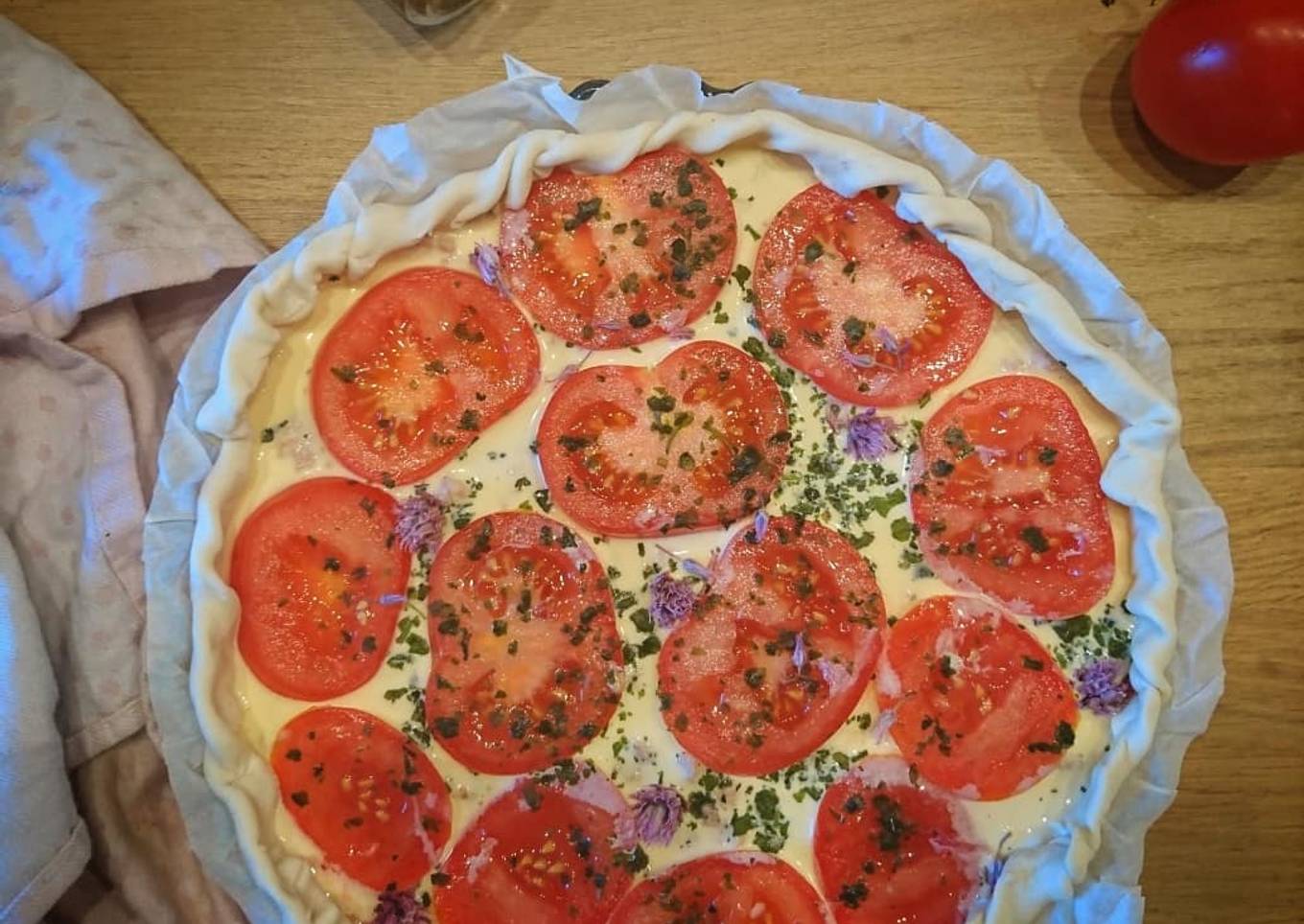 Quiche à la moutarde, au thon et tomate