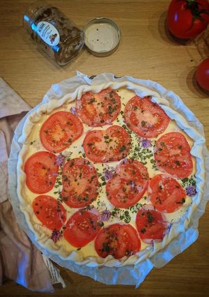Une photo de Quiche à la moutarde, au thon et tomate