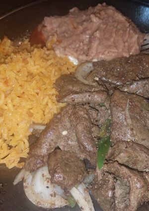A picture of Liver and onion estillo mexicana.