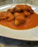 Jamoncitos de pollo con salsa de pimientos y tomate