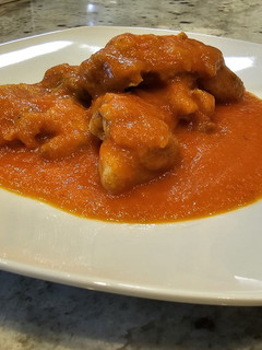 Una foto de Jamoncitos de pollo con salsa de pimientos y tomate