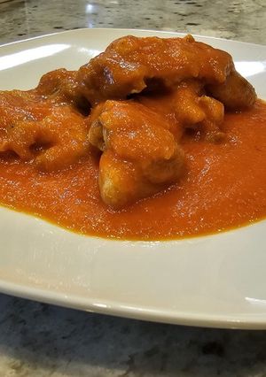 Una foto de Jamoncitos de pollo con salsa de pimientos y tomate