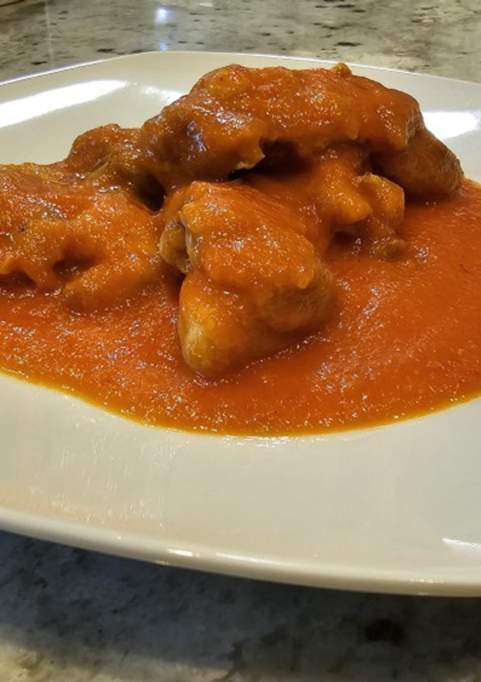 Una foto de Jamoncitos de pollo con salsa de pimientos y tomate