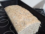 Una foto de pan casero con semillas fácil