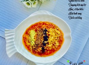 Hình của món Cháo bột rau dền topping bột súp lơ hoa đậu biếc ruốc cá bống hạt lanh rang.
