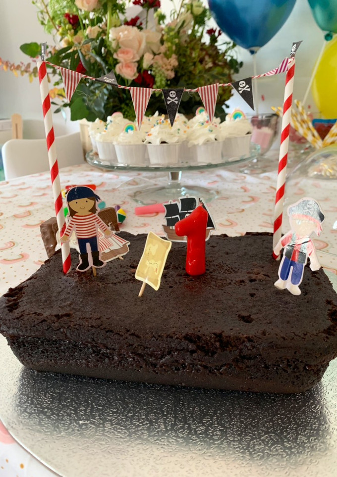 Una foto de Bizcocho de galletas y nata en microondas para 1° “cumple Tete - Hermano mayor”