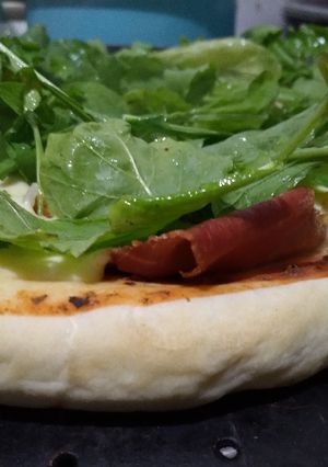 Una foto de Pizza casera Jamón Crudo y Rúcula!!!