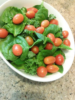 Una foto de Ensalada verde de espinacas, lechuga, kale y tomate