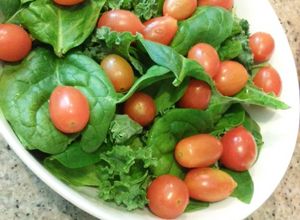 Una foto de Ensalada verde de espinacas, lechuga, kale y tomate