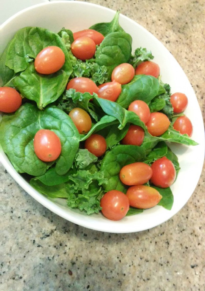 Una foto de Ensalada verde de espinacas, lechuga, kale y tomate