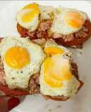 Tosta de atún y huevos de codorniz