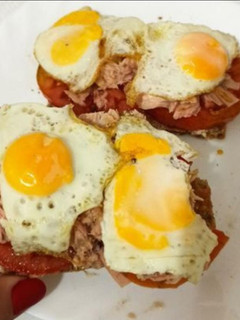 Una foto de Tosta de atún y huevos de codorniz