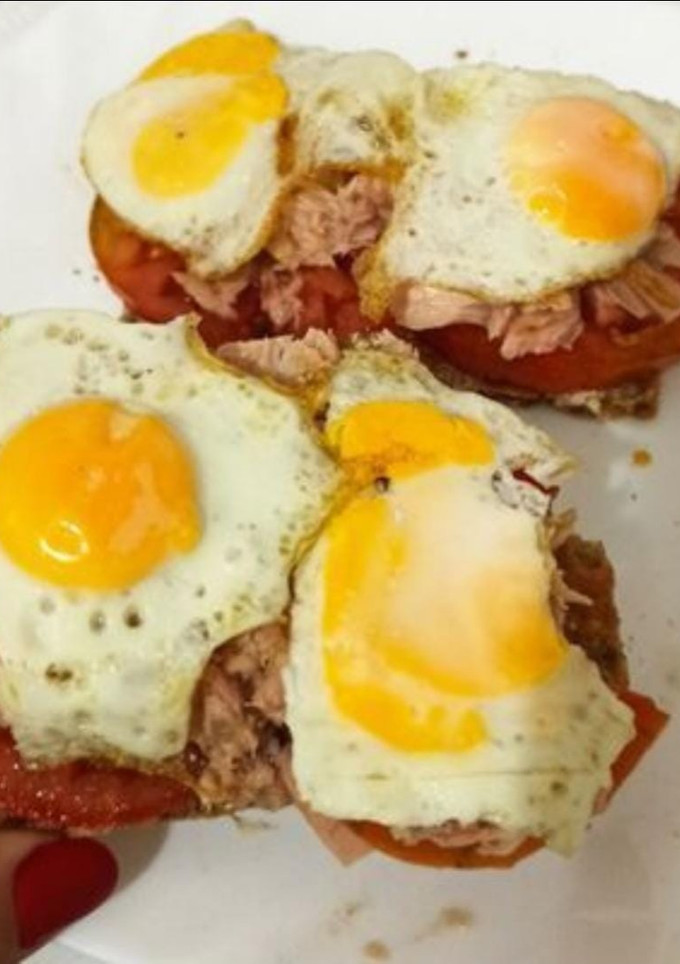 Una foto de Tosta de atún y huevos de codorniz