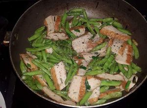 Hình của món SP.0029 - Đậu Cô Ve Xào Chả Cá Chiên.