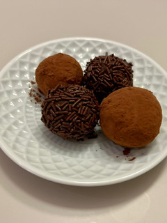 Una foto de Trufas de chocolate y aguacate