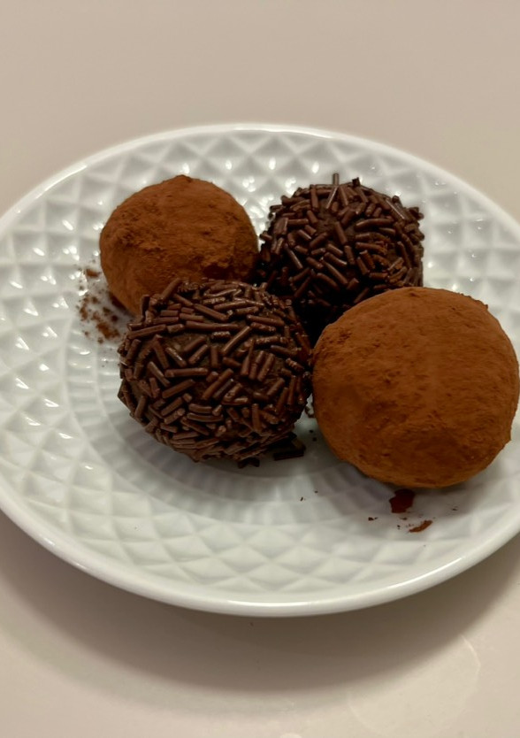 Una foto de Trufas de chocolate y aguacate