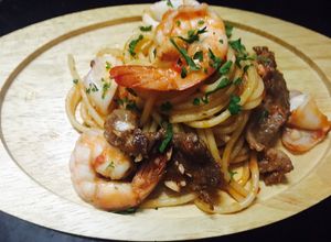 Hình của món Mì ý xào hải sản.