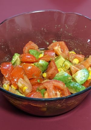 Una foto de Ensalada del día con maíz dulce