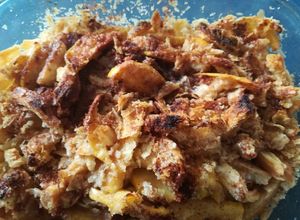 Una foto de Crumble de manzana con orejas de panadería de masa hojaldrada