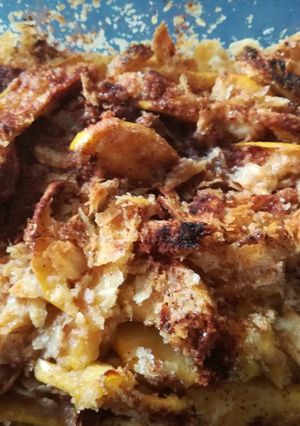 Una foto de Crumble de manzana con orejas de panadería de masa hojaldrada