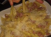 Una foto de salsa para pasta con crema