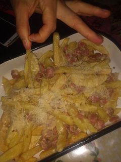 Una foto de Papas fritas con salsa 4 quesos