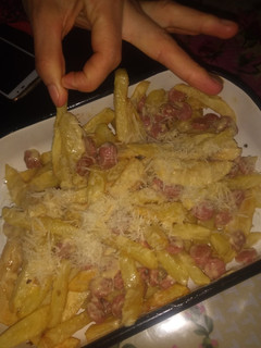 Una foto de Papas fritas con salsa 4 quesos