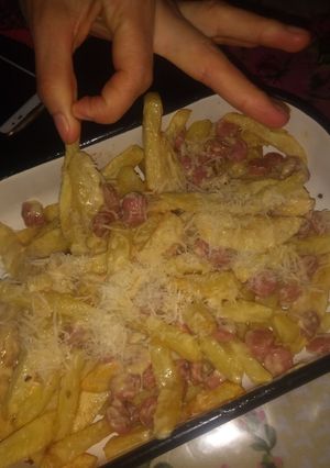 Una foto de Papas fritas con salsa 4 quesos