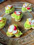 Mini tartine cu avocado, omletă și ridichii
