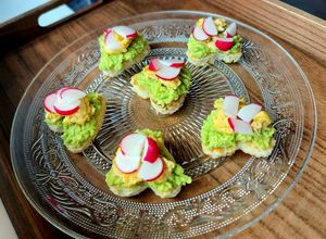 O poză a rețetei Mini tartine cu avocado, omletă și ridichii.