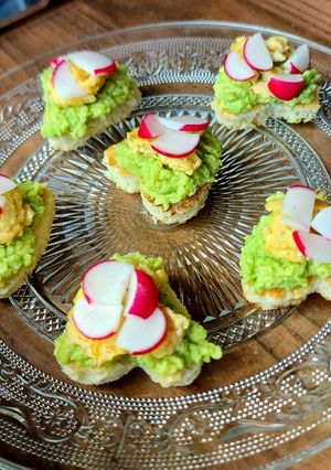 O poză a rețetei Mini tartine cu avocado, omletă și ridichii.